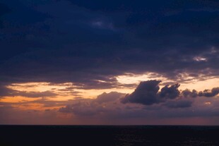 海上黄昏时分的壮丽云霞