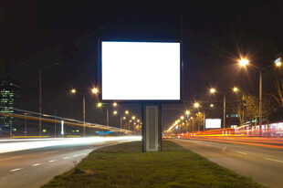 夜晚空旷道路上的空白广告牌