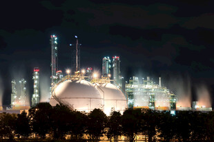 城市夜景中的工业建筑