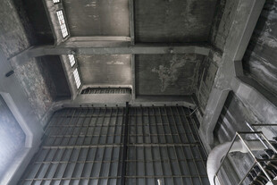 老旧铁笼式建筑内部空间