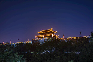 夜幕下的古建筑灯火辉煌