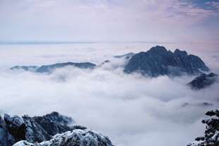 云海环绕的巍峨山峰