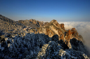 壮丽雪山云海景观