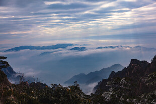 云海中的壮丽山景