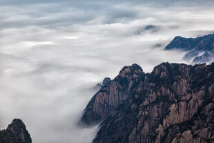 黄山云海中的壮丽山峰