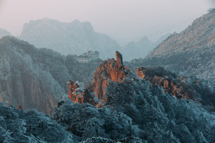 壮丽山景峰林与植被相映