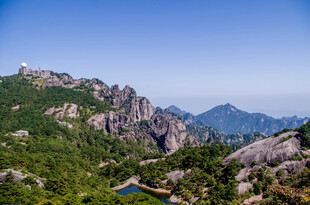 壮丽山景与山间碧湖