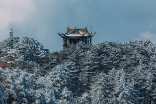 雪覆山林中的古风亭阁