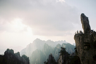 黄山奇峰云雾缭绕之景