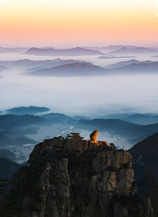山顶赏云海日出美景