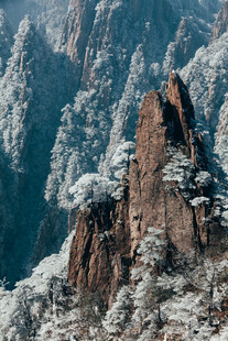 雪覆奇峰美景