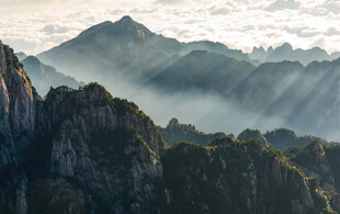 山间晨曦壮美山峦景色