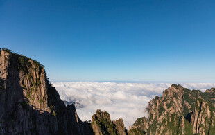 巍峨山峦云海间壮丽景观