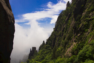 山间云海奇峰壮丽景观
