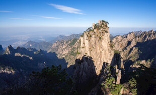 巍峨峻峭的壮丽山峰