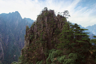 巍峨山峰绿意环绕