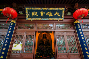 古寺大门与佛像