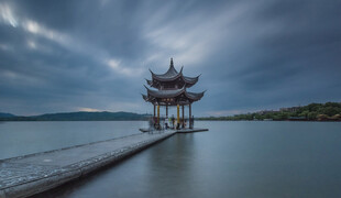 湖畔古亭水墨般湖景风光