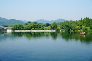 宁静湖畔青山绿水美景