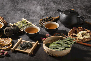 中式茶具与多样茶品展示