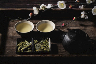 中式茶具与茶叶优雅组合