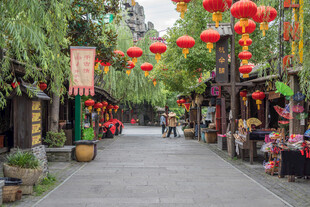 古街红灯笼营造传统氛围