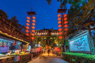 古街夜景灯笼映照热闹集市