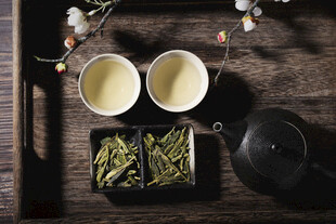 中式茶具与两杯清香茶汤