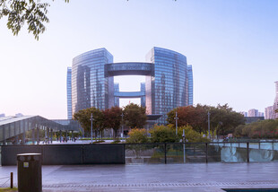 河畔现代建筑景观