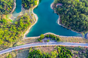 山间公路绕碧水穿绿林