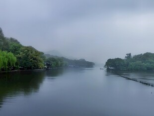 雾霭中的宁静河流景色