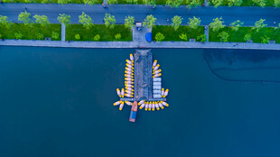 水上多彩游乐设施景观