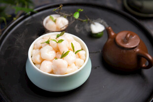 清新碗装虾仁美食图