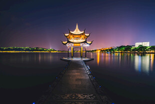 湖畔古亭夜景