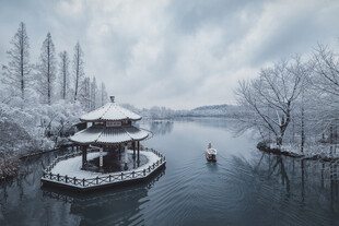 雪覆湖畔亭景