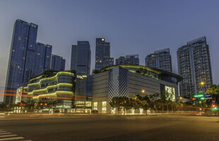 城市夜景中的繁华建筑群