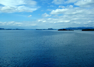 广阔蓝湖与远处岛屿风光