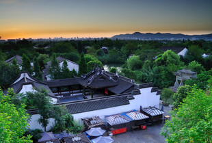 夕阳下的中式村落景观