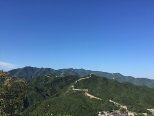 壮丽长城蜿蜒于青山之间