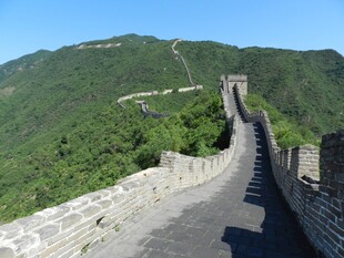 万里长城蜿蜒于青山之间