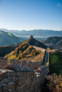 壮丽长城雄踞山峦美景