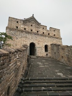 长城古老城楼与石阶景观