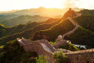 夕阳下的壮丽长城美景