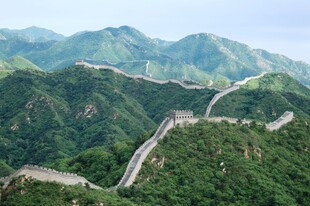 万里长城蜿蜒于青山之间