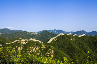 壮丽长城蜿蜒于青山之间
