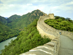 壮丽长城蜿蜒于山水间