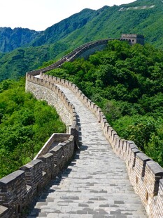 蜿蜒长城穿梭于青山之间