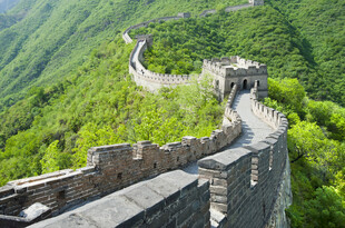 壮丽长城蜿蜒于青山间