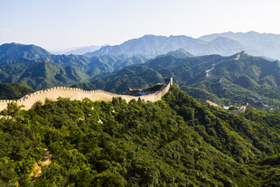 壮丽长城蜿蜒于青山之间