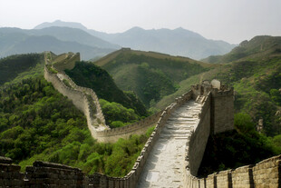 壮丽长城蜿蜒于青山之间